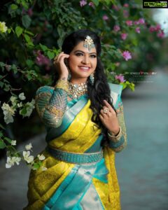 Rachitha Mahalakshmi Instagram - 🌟Self-made, Self-motivated, Self-funded nd ya Self- taught and that's 👉 Ra-chi-tha 😇🙌🙌🙌🙌🙌🙌🙌 Here is the lovely team behind this makeover.... 😇😇😇😇😇 MUA💄 : @jaanumakeoverartistry : Saree 🥻: @mhm_indian_boutique : Blouse : @plush_boutique_jb : Hairdo 💁🏻‍♀️ : @akila_hairstylist : Jewellery 💎: @mhm_jewelleries : Flowers 💐: @poovai_bridal_flowers : Photography : 📸 : @single_sparrow_photography 💛💙💛💙💛💙