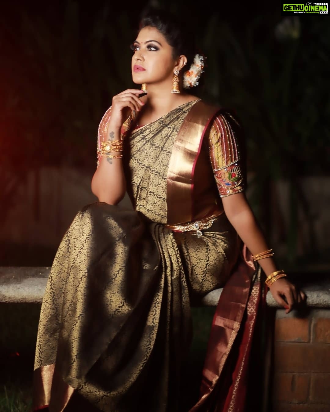 Rachitha Mahalakshmi Instagram - What can I say..... The look that never disappointes me.... ππππππ Just loved d saree @vastra765 β€οΈβ€οΈβ€οΈβ€οΈ Here is the lovely team behind this makeover.... πππππ MUAπ : @jaanumakeoverartistry : Saree π₯»: @vastra765 β€οΈβ€οΈβ€οΈβ€οΈ : Blouse : @santhoshiplush : Hairdo ππ»ββοΈ : @akila_hairstylist : Jewellery π: @cheapokart : Photography : πΈ : @single_sparrow_photography