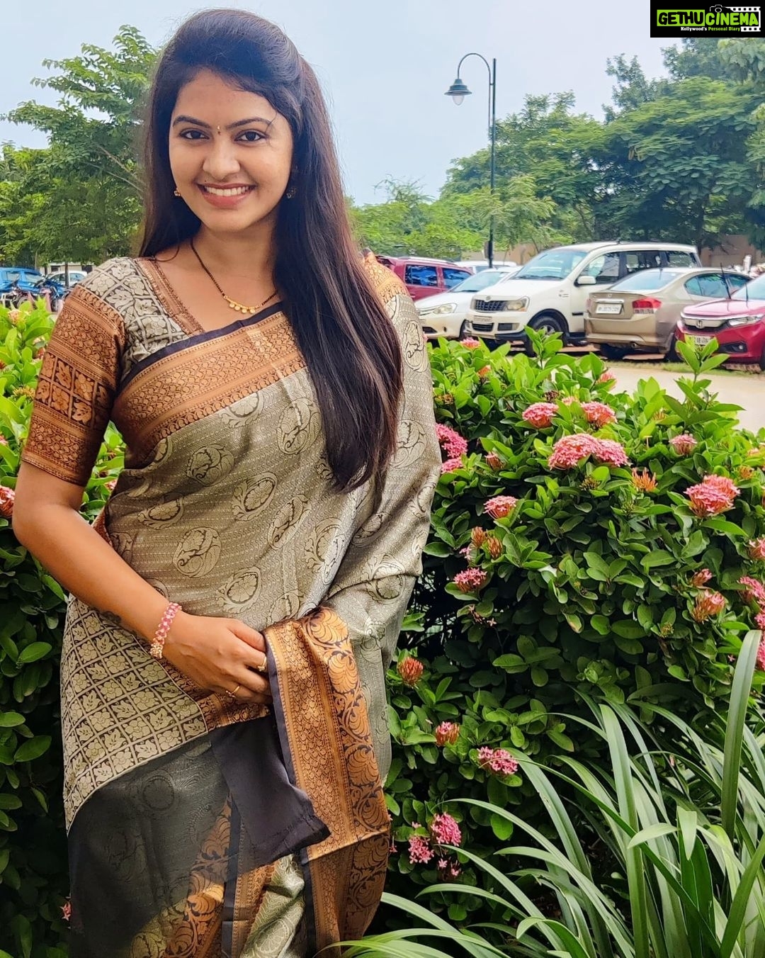Rachitha Mahalakshmi Instagram - Here comes my fav saree so far..... ❤️❤️❤️❤️❤️ Just simply yet classic combo.... ❤️❤️❤️ Lovely saree collections @branding_with_shakthi 😇😇😇😇 : https://www.instagram.com/branding_with_shakthi/ : https://www.facebook.com/brandingwithshakthi/ : #supportwomenentrepreneurs🙋🏼💪🏻