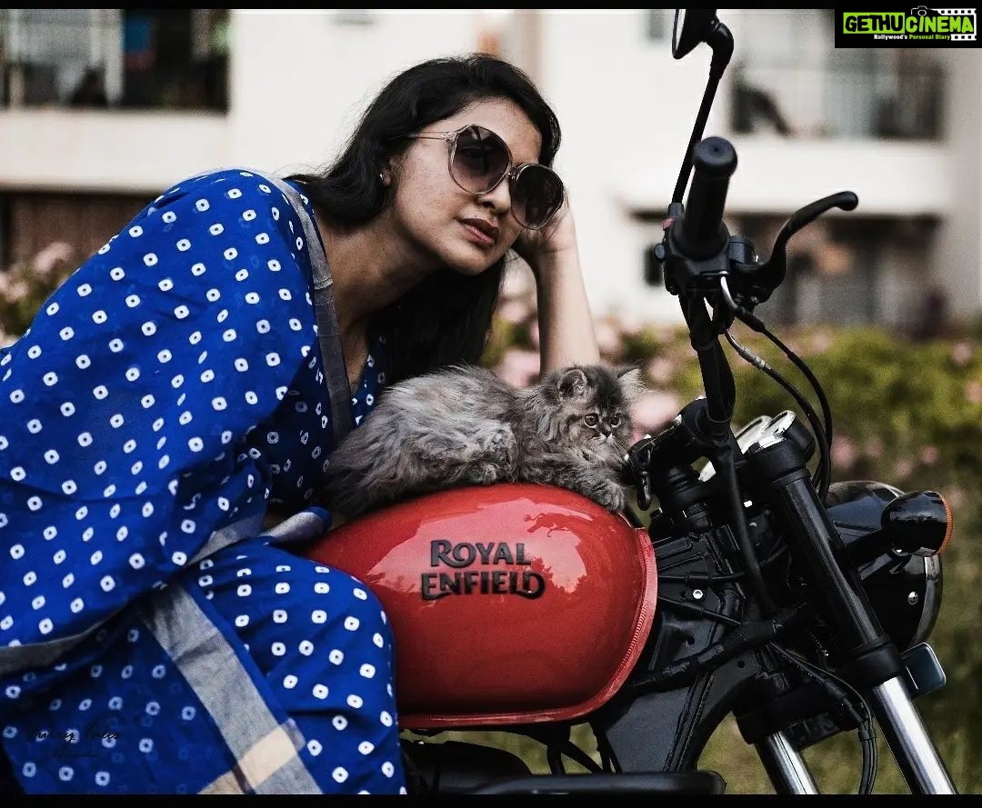 Rachitha Mahalakshmi Instagram - πU only live once,but if u do it rit once is enough π π₯π Here's a reason to share these pics.... Ruddy with Whiskey.... @siberian_whiskeygrey π»πΎπΎ π₯π₯π₯π₯ #petlover #pawlove @furrytalesbykaushik πΈ