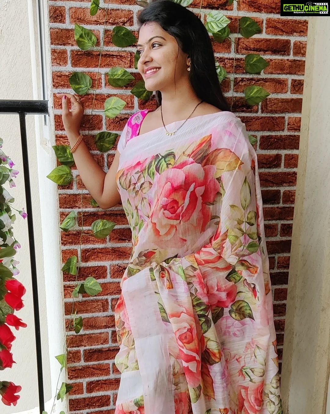 Rachitha Mahalakshmi Instagram - Love for my floral saree collections ❤️❤️❤️❤️❤️ : Flowery evenings 🌹🌸🌷🌼🌺💮🏵️💮🌺🌼🌷🌸🌹🌸🌷🌼🌺💮🌹😇 : #sareelove @srinivi_collectionz 😇😇 : #supportwomenentrepreneurs🙋🏼💪🏻