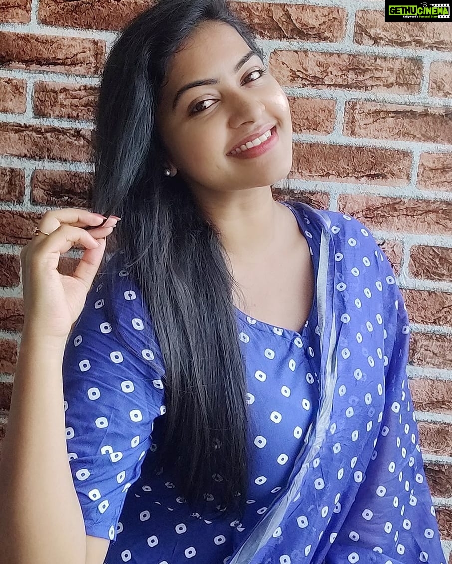 Rachitha Mahalakshmi Instagram - Tired yes.... but I do have goals...... ๐ช๐ช๐ชsoooo just keep going..... ๐ Happy mornings ๐ ๐๐๐๐ : Lovely outfit @srisaicollections9 ๐ ๐๐๐ : #supportwomenentrepreneurs๐๐ผ๐ช๐ป