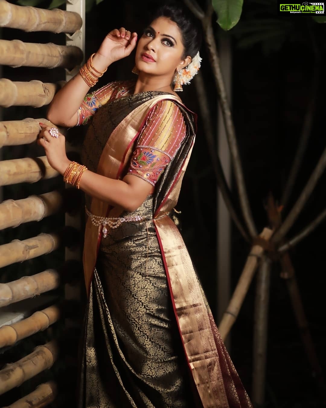 Rachitha Mahalakshmi Instagram - What can I say..... The look that never disappointes me.... ππππππ Just loved d saree @vastra765 β€οΈβ€οΈβ€οΈβ€οΈ Here is the lovely team behind this makeover.... πππππ MUAπ : @jaanumakeoverartistry : Saree π₯»: @vastra765 β€οΈβ€οΈβ€οΈβ€οΈ : Blouse : @santhoshiplush : Hairdo ππ»ββοΈ : @akila_hairstylist : Jewellery π: @cheapokart : Photography : πΈ : @single_sparrow_photography