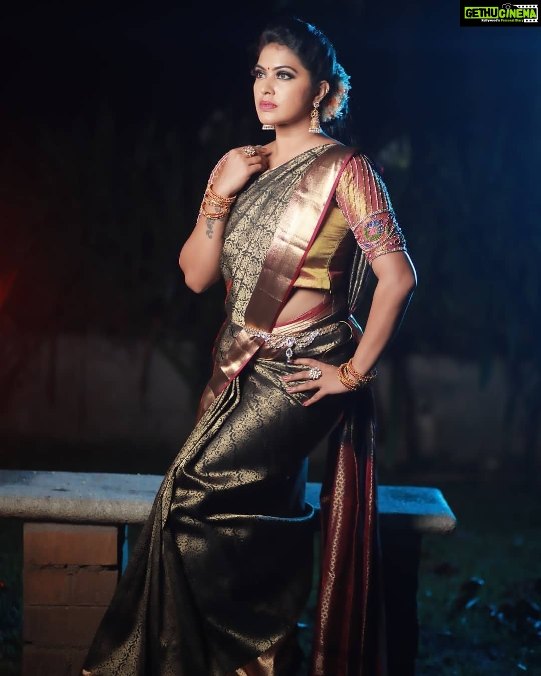 Rachitha Mahalakshmi Instagram - What can I say..... The look that never disappointes me.... ππππππ Just loved d saree @vastra765 β€οΈβ€οΈβ€οΈβ€οΈ Here is the lovely team behind this makeover.... πππππ MUAπ : @jaanumakeoverartistry : Saree π₯»: @vastra765 β€οΈβ€οΈβ€οΈβ€οΈ : Blouse : @santhoshiplush : Hairdo ππ»ββοΈ : @akila_hairstylist : Jewellery π: @cheapokart : Photography : πΈ : @single_sparrow_photography