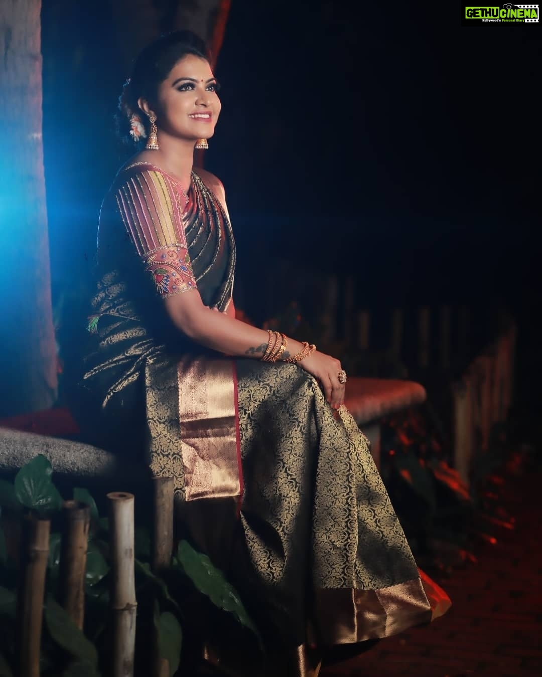 Rachitha Mahalakshmi Instagram - What can I say..... The look that never disappointes me.... ππππππ Just loved d saree @vastra765 β€οΈβ€οΈβ€οΈβ€οΈ Here is the lovely team behind this makeover.... πππππ MUAπ : @jaanumakeoverartistry : Saree π₯»: @vastra765 β€οΈβ€οΈβ€οΈβ€οΈ : Blouse : @santhoshiplush : Hairdo ππ»ββοΈ : @akila_hairstylist : Jewellery π: @cheapokart : Photography : πΈ : @single_sparrow_photography