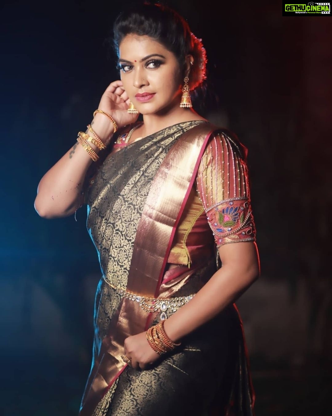 Rachitha Mahalakshmi Instagram - What can I say..... The look that never disappointes me.... ππππππ Just loved d saree @vastra765 β€οΈβ€οΈβ€οΈβ€οΈ Here is the lovely team behind this makeover.... πππππ MUAπ : @jaanumakeoverartistry : Saree π₯»: @vastra765 β€οΈβ€οΈβ€οΈβ€οΈ : Blouse : @santhoshiplush : Hairdo ππ»ββοΈ : @akila_hairstylist : Jewellery π: @cheapokart : Photography : πΈ : @single_sparrow_photography