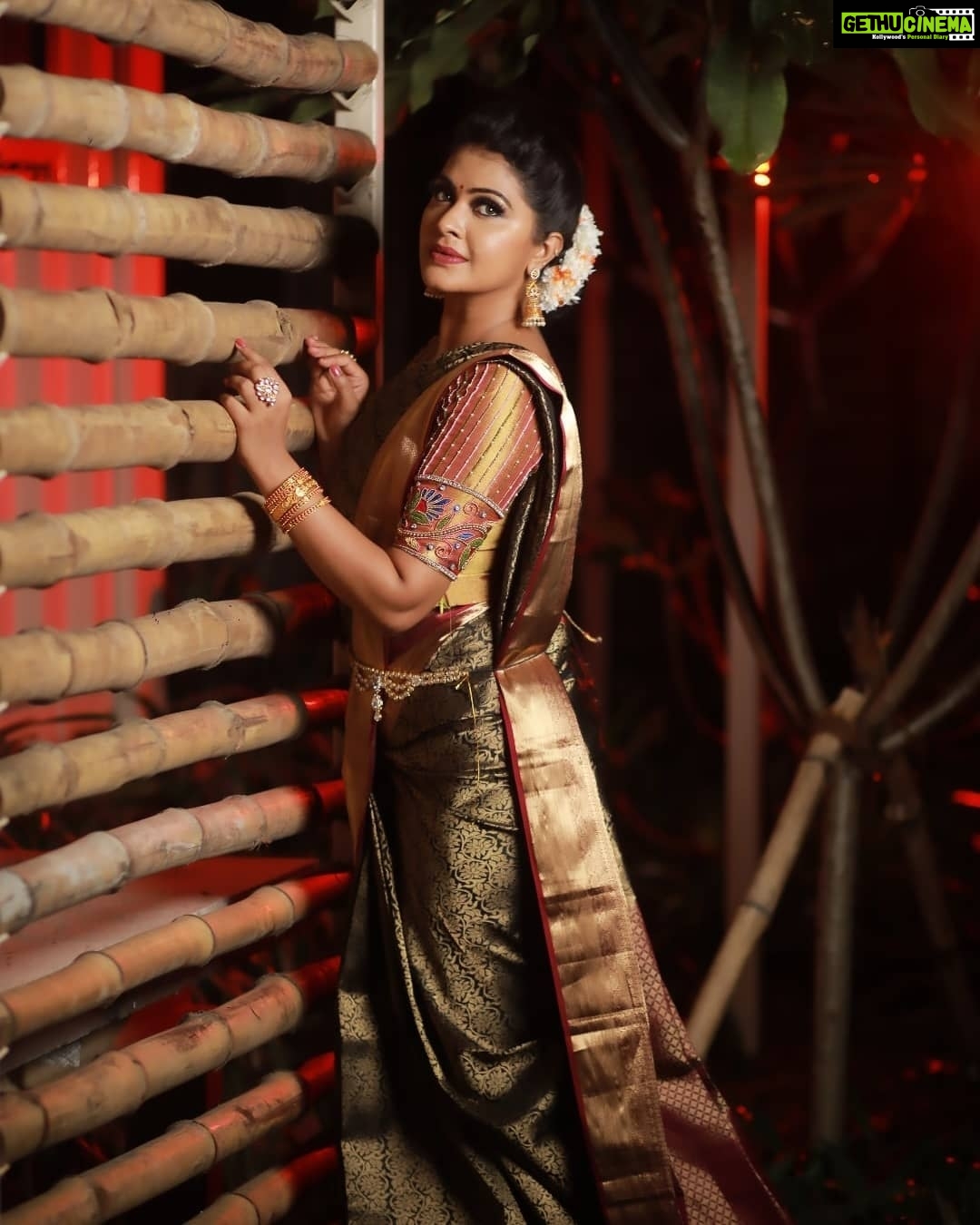 Rachitha Mahalakshmi Instagram - What can I say..... The look that never disappointes me.... ππππππ Just loved d saree @vastra765 β€οΈβ€οΈβ€οΈβ€οΈ Here is the lovely team behind this makeover.... πππππ MUAπ : @jaanumakeoverartistry : Saree π₯»: @vastra765 β€οΈβ€οΈβ€οΈβ€οΈ : Blouse : @santhoshiplush : Hairdo ππ»ββοΈ : @akila_hairstylist : Jewellery π: @cheapokart : Photography : πΈ : @single_sparrow_photography