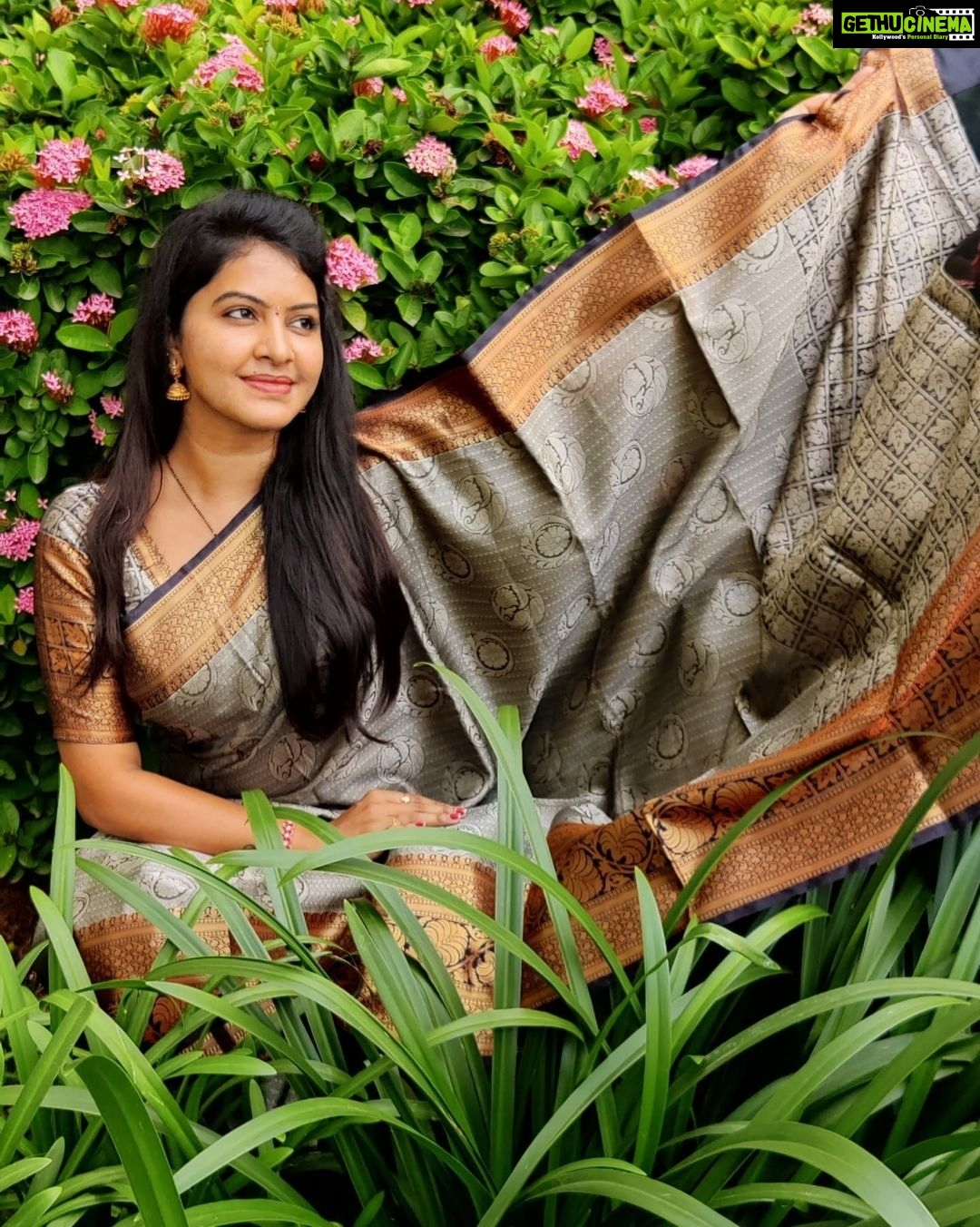 Rachitha Mahalakshmi Instagram - Here comes my fav saree so far..... ❤️❤️❤️❤️❤️ Just simply yet classic combo.... ❤️❤️❤️ Lovely saree collections @branding_with_shakthi 😇😇😇😇 : https://www.instagram.com/branding_with_shakthi/ : https://www.facebook.com/brandingwithshakthi/ : #supportwomenentrepreneurs🙋🏼💪🏻