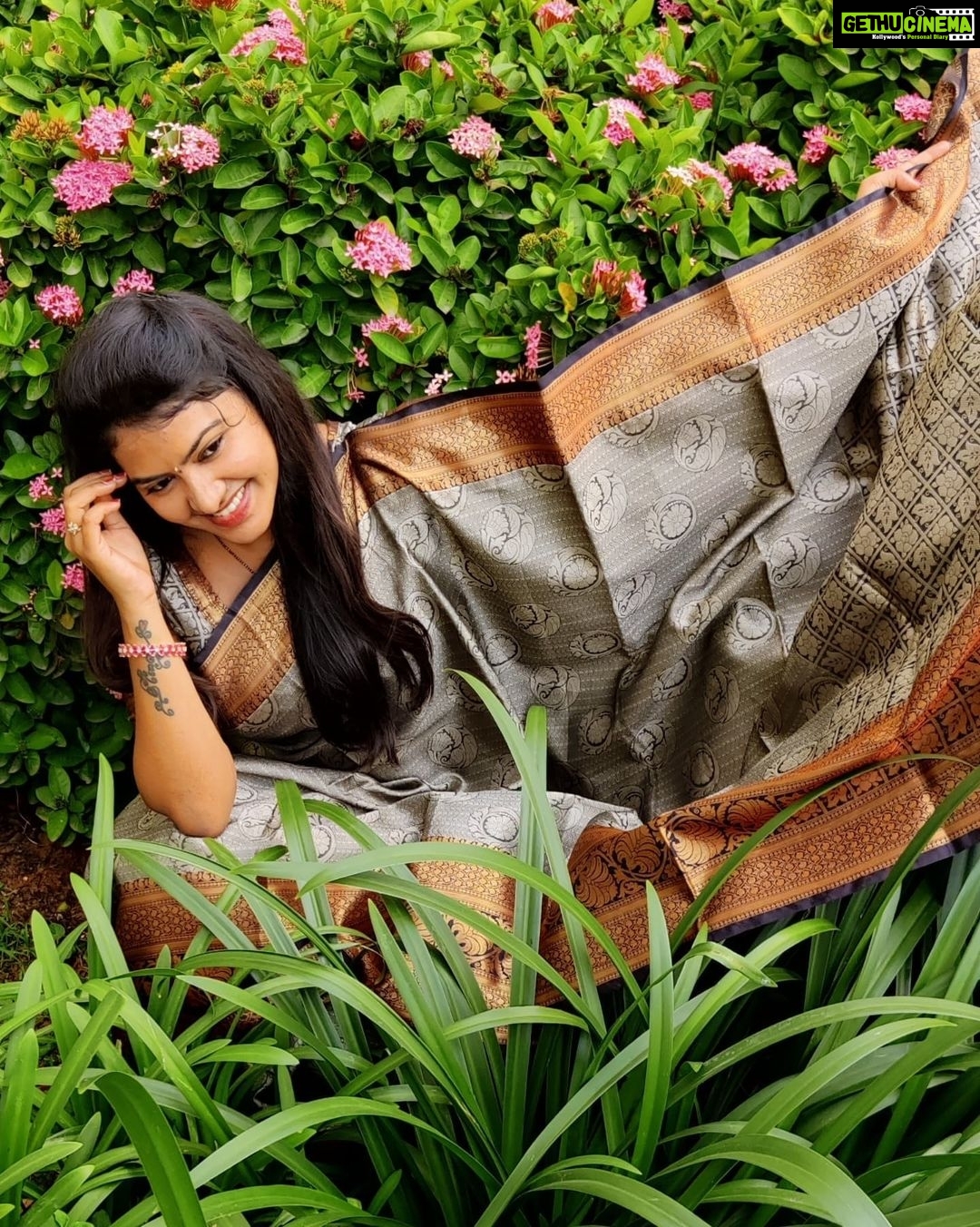 Rachitha Mahalakshmi Instagram - Here comes my fav saree so far..... ❤️❤️❤️❤️❤️ Just simply yet classic combo.... ❤️❤️❤️ Lovely saree collections @branding_with_shakthi 😇😇😇😇 : https://www.instagram.com/branding_with_shakthi/ : https://www.facebook.com/brandingwithshakthi/ : #supportwomenentrepreneurs🙋🏼💪🏻