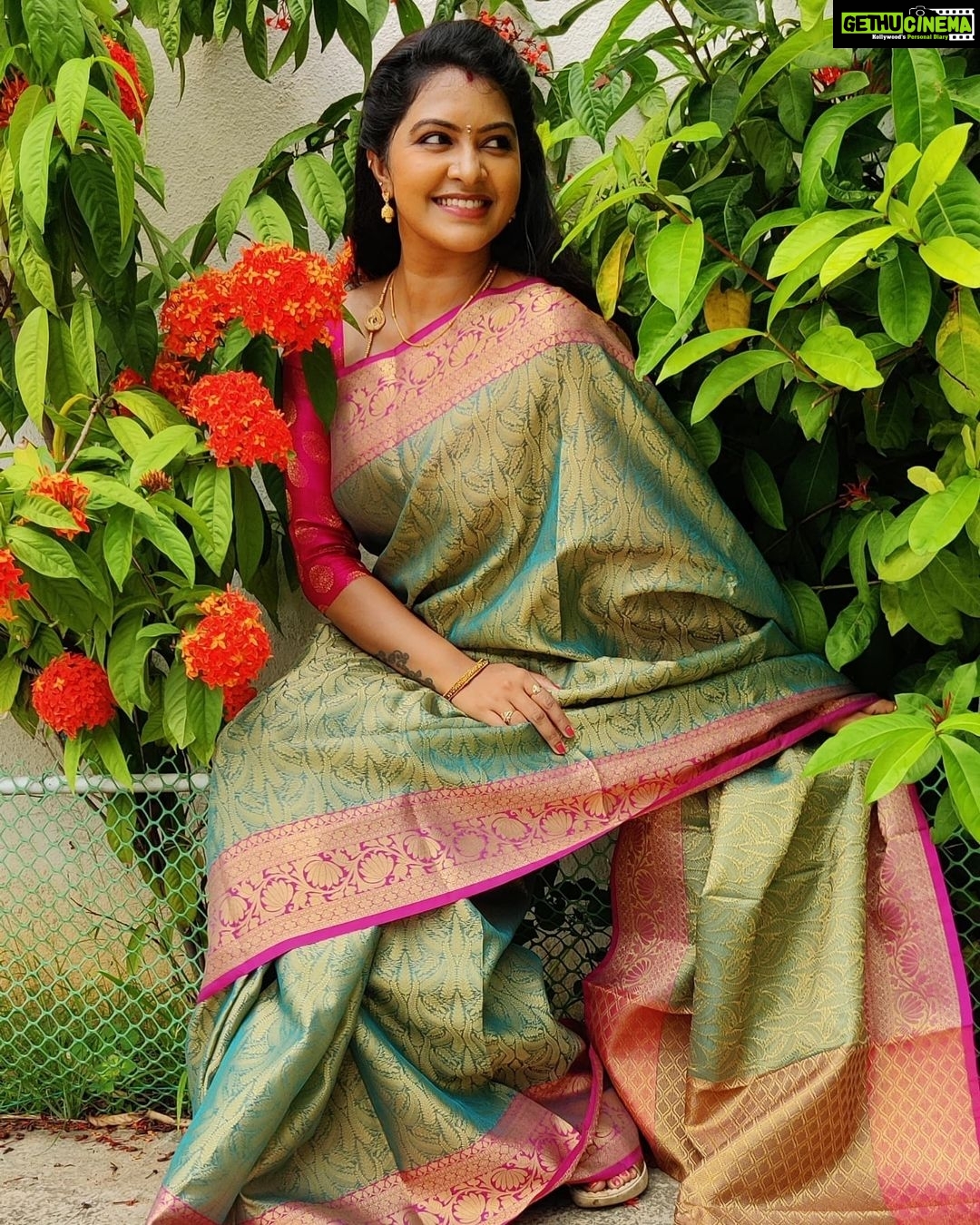 Rachitha Mahalakshmi Instagram - πThe art of being happy lies in d power of extracting happiness in every little things... ππππππ : #sareelove @branding_with_shakthi : https://www.instagram.com/branding_with_shakthi/ : https://www.facebook.com/brandingwithshakthi/