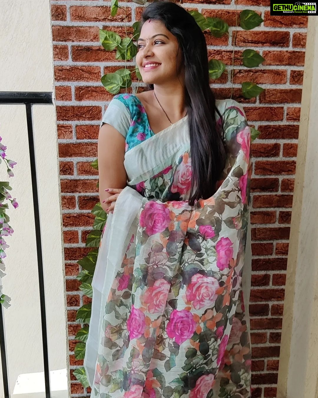 Rachitha Mahalakshmi Instagram - Love for my floral saree collections ❤️❤️❤️❤️❤️ : Flowery evenings 🌹🌸🌷🌼🌺💮🏵️💮🌺🌼🌷🌸🌹🌸🌷🌼🌺💮🌹😇 : #sareelove @srinivi_collectionz 😇😇 : #supportwomenentrepreneurs🙋🏼💪🏻