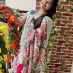 Rachitha Mahalakshmi Instagram - Love for my floral saree collections ❤️❤️❤️❤️❤️ : Flowery evenings 🌹🌸🌷🌼🌺💮🏵️💮🌺🌼🌷🌸🌹🌸🌷🌼🌺💮🌹😇 : #sareelove @srinivi_collectionz 😇😇 : #supportwomenentrepreneurs🙋🏼💪🏻