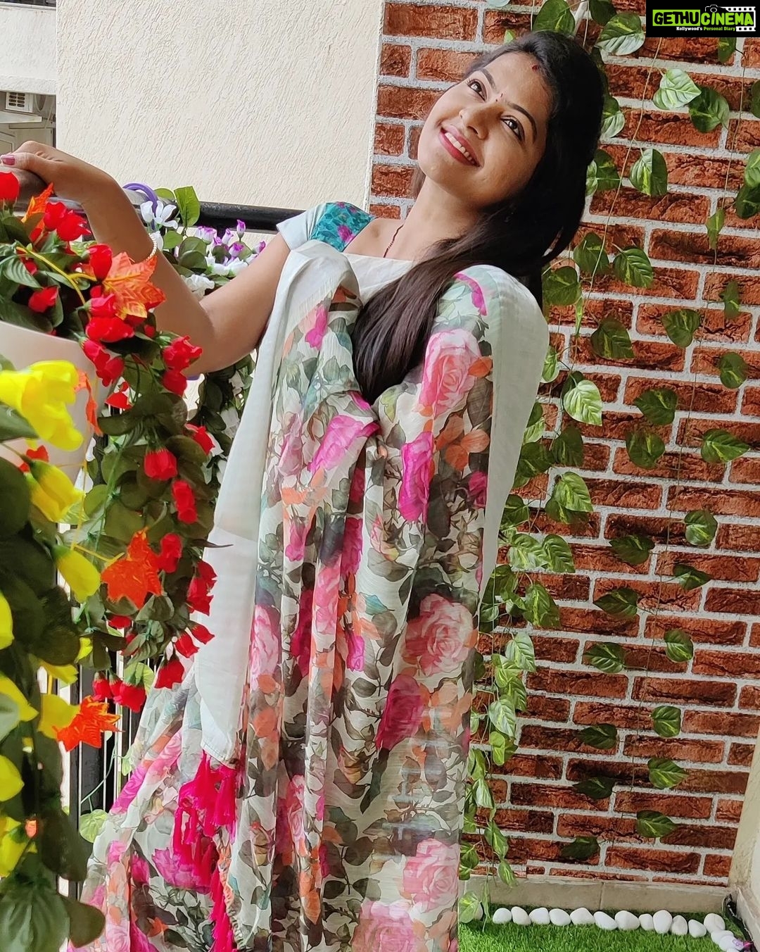 Rachitha Mahalakshmi Instagram - Love for my floral saree collections ❤️❤️❤️❤️❤️ : Flowery evenings 🌹🌸🌷🌼🌺💮🏵️💮🌺🌼🌷🌸🌹🌸🌷🌼🌺💮🌹😇 : #sareelove @srinivi_collectionz 😇😇 : #supportwomenentrepreneurs🙋🏼💪🏻