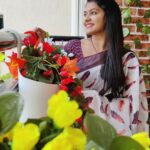 Rachitha Mahalakshmi Instagram - Love for my floral saree collections ❤️❤️❤️❤️❤️ : Flowery evenings 🌹🌸🌷🌼🌺💮🏵️💮🌺🌼🌷🌸🌹🌸🌷🌼🌺💮🌹😇 : #sareelove @srinivi_collectionz 😇😇 : #supportwomenentrepreneurs🙋🏼💪🏻