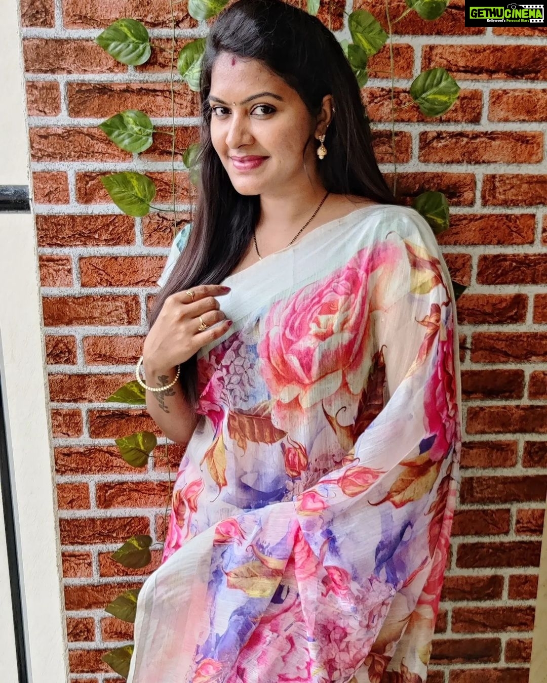 Rachitha Mahalakshmi Instagram - Love for my floral saree collections ❤️❤️❤️❤️❤️ : Flowery evenings 🌹🌸🌷🌼🌺💮🏵️💮🌺🌼🌷🌸🌹🌸🌷🌼🌺💮🌹😇 : #sareelove @srinivi_collectionz 😇😇 : #supportwomenentrepreneurs🙋🏼💪🏻