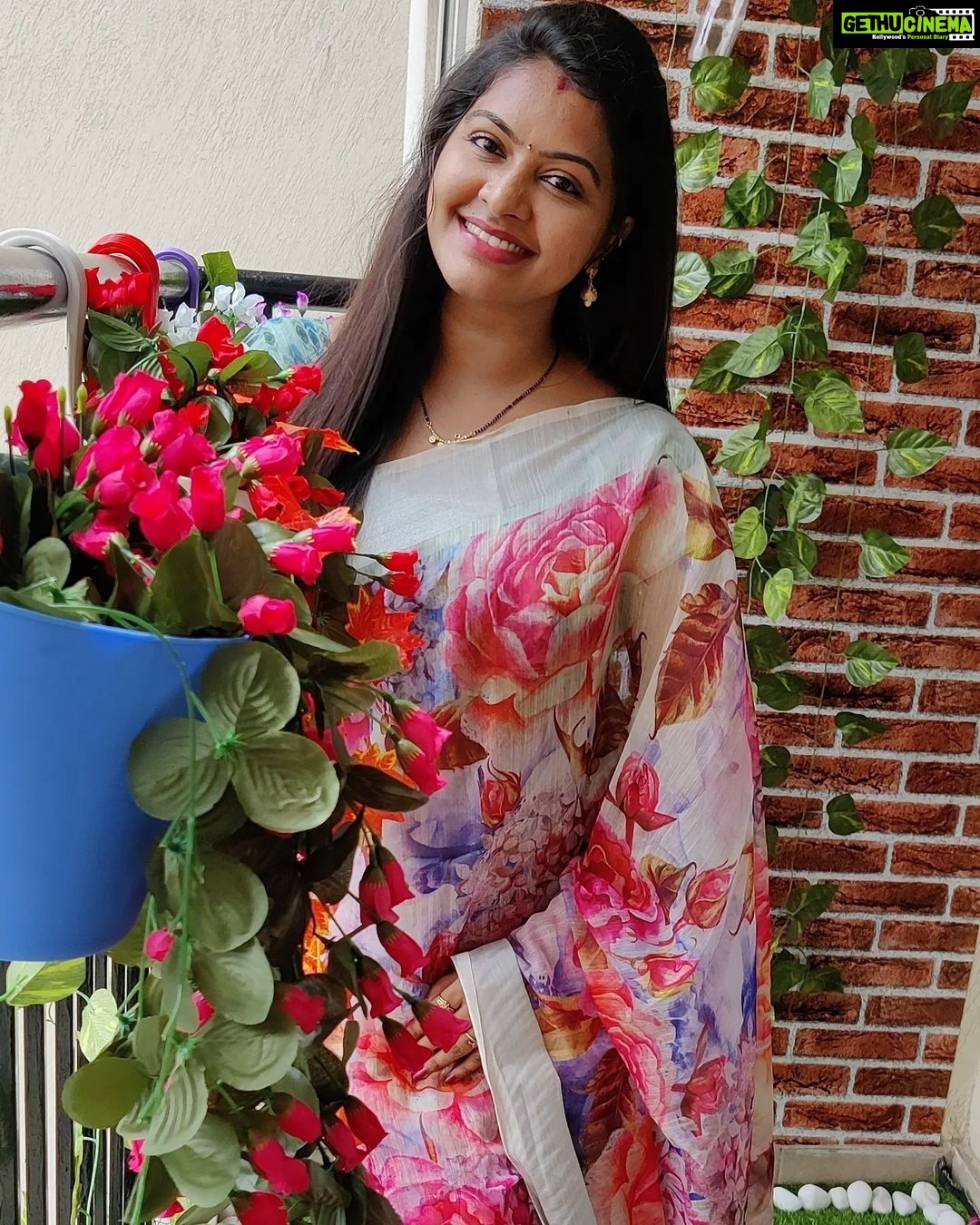 Rachitha Mahalakshmi Instagram - Love for my floral saree collections ❤️❤️❤️❤️❤️ : Flowery evenings 🌹🌸🌷🌼🌺💮🏵️💮🌺🌼🌷🌸🌹🌸🌷🌼🌺💮🌹😇 : #sareelove @srinivi_collectionz 😇😇 : #supportwomenentrepreneurs🙋🏼💪🏻