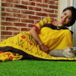 Rachitha Mahalakshmi Instagram - Look who photobombs me while clicking pics..... 😻🐾🐾 🌧️ Rainy mornings 🌧️🌧️🌧️🌧️ : @siberian_whiskeygrey : #sareelove @branding_with_shakthi : #supportwomenentrepreneurs🙋🏼💪🏻