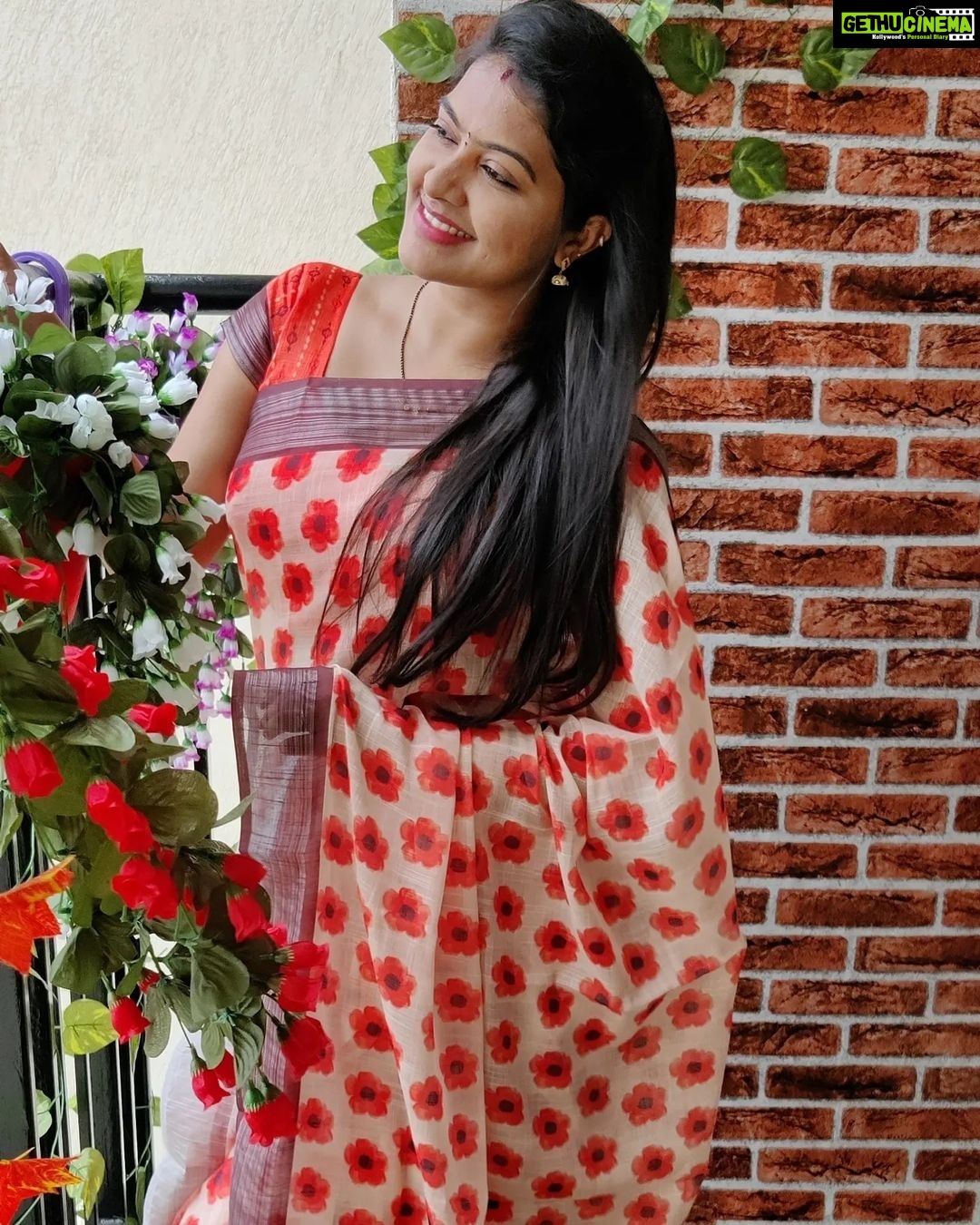 Rachitha Mahalakshmi Instagram - Love for my floral saree collections ❤️❤️❤️❤️❤️ : Flowery evenings 🌹🌸🌷🌼🌺💮🏵️💮🌺🌼🌷🌸🌹🌸🌷🌼🌺💮🌹😇 : #sareelove @srinivi_collectionz 😇😇 : #supportwomenentrepreneurs🙋🏼💪🏻