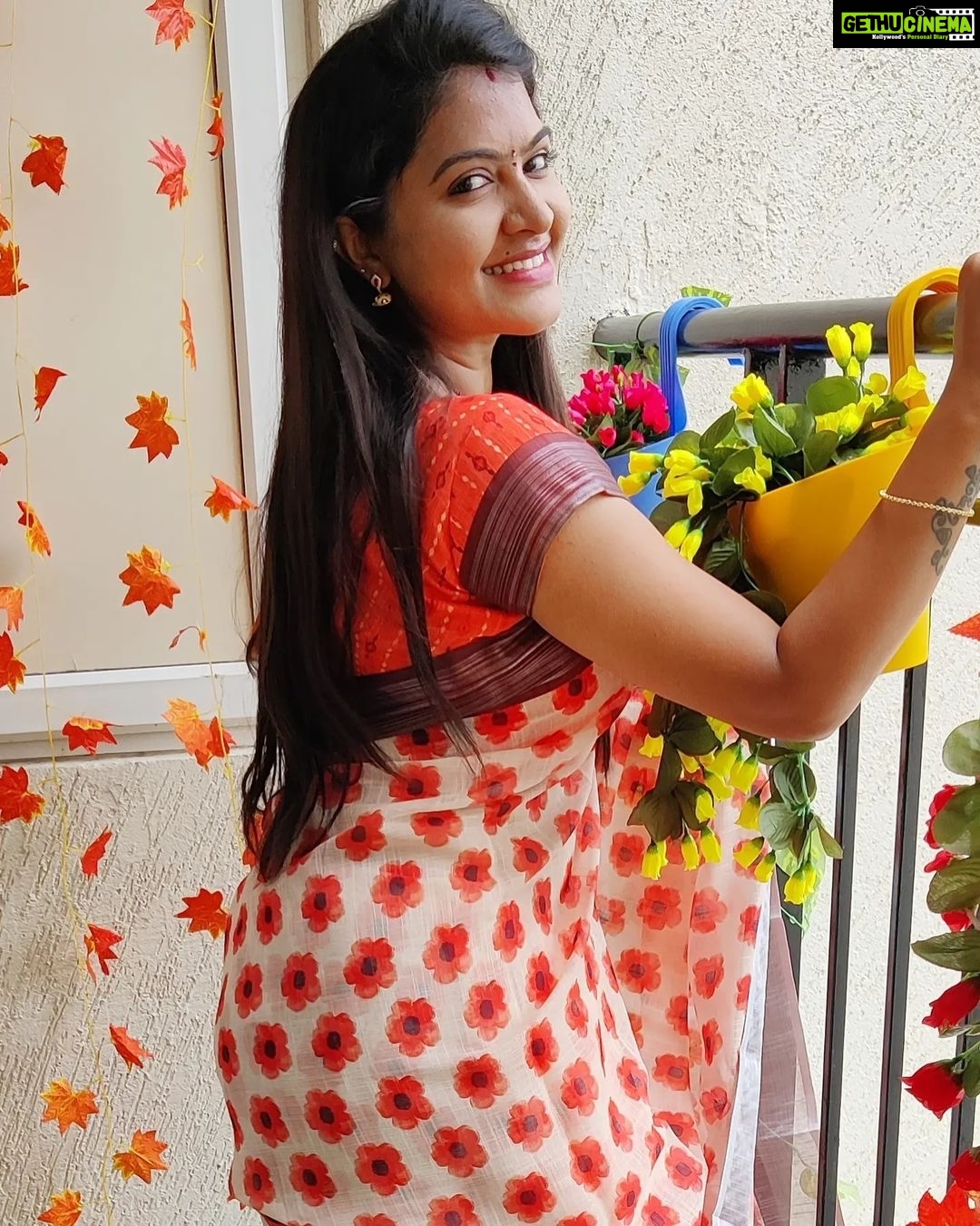 Rachitha Mahalakshmi Instagram - Love for my floral saree collections ❤️❤️❤️❤️❤️ : Flowery evenings 🌹🌸🌷🌼🌺💮🏵️💮🌺🌼🌷🌸🌹🌸🌷🌼🌺💮🌹😇 : #sareelove @srinivi_collectionz 😇😇 : #supportwomenentrepreneurs🙋🏼💪🏻