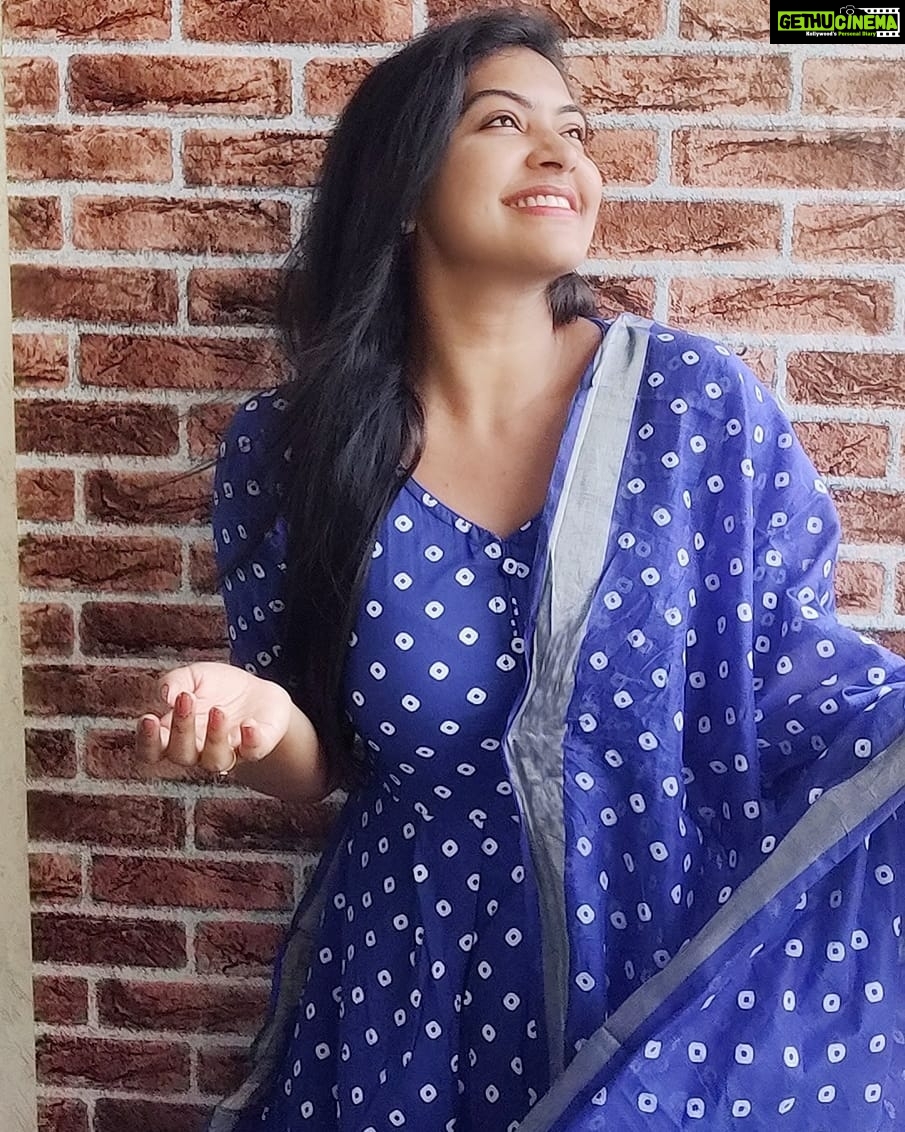 Rachitha Mahalakshmi Instagram - Tired yes.... but I do have goals...... ๐ช๐ช๐ชsoooo just keep going..... ๐ Happy mornings ๐ ๐๐๐๐ : Lovely outfit @srisaicollections9 ๐ ๐๐๐ : #supportwomenentrepreneurs๐๐ผ๐ช๐ป