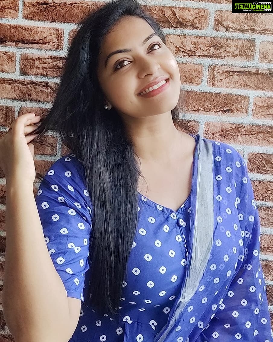 Rachitha Mahalakshmi Instagram - Tired yes.... but I do have goals...... ๐ช๐ช๐ชsoooo just keep going..... ๐ Happy mornings ๐ ๐๐๐๐ : Lovely outfit @srisaicollections9 ๐ ๐๐๐ : #supportwomenentrepreneurs๐๐ผ๐ช๐ป