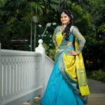 Rachitha Mahalakshmi Instagram - 🌟Self-made, Self-motivated, Self-funded nd ya Self- taught and that's 👉 Ra-chi-tha 😇🙌🙌🙌🙌🙌🙌🙌 Here is the lovely team behind this makeover.... 😇😇😇😇😇 MUA💄 : @jaanumakeoverartistry : Saree 🥻: @mhm_indian_boutique : Blouse : @plush_boutique_jb : Hairdo 💁🏻‍♀️ : @akila_hairstylist : Jewellery 💎: @mhm_jewelleries : Flowers 💐: @poovai_bridal_flowers : Photography : 📸 : @single_sparrow_photography 💛💙💛💙💛💙