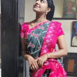 Rachitha Mahalakshmi Instagram - Adae thoon.... Adae Maddi.... Adae kadavu... Adae vedhu..... 😰😰😰😰😰😰 😳😳😳😳 Ahaaaaaa marubudiyuma...... 🥵🥵🥵🥵 : Hmmmm yengaeyum pogalae innum ingayae tha irukae.... ana illae pa..... 🤷🏻‍♀️ Note - abt me in NINI !! Just bcz of few rumours I can't say I will step out .... !! So pora varaikum povom....... 🤞Thana stop Achu na pathukalam.... So adhu varaikum yenna konjum free aaa vidungae..... 🙏🙌 Idae oru Periya news panni, no use actually! NINI Vittu Porangae porangae nu solli solli yenna neengalae pogavechuidduvingae poliyae.....🤦🏻‍♀️ : Namaku adi onnu pudusu illiyae.......🤕🤕🤕🤕🤕 pappom yenna tha nadakum nu..... 🙄 Just going with d flow.... support panna Neengaeyella irukingae lae Yedhu nadandalum pathukalam..... 💪💪💪🤞🤞🤞🤞🤞 #Sareelove 👉👉👉 @yaalaboutique