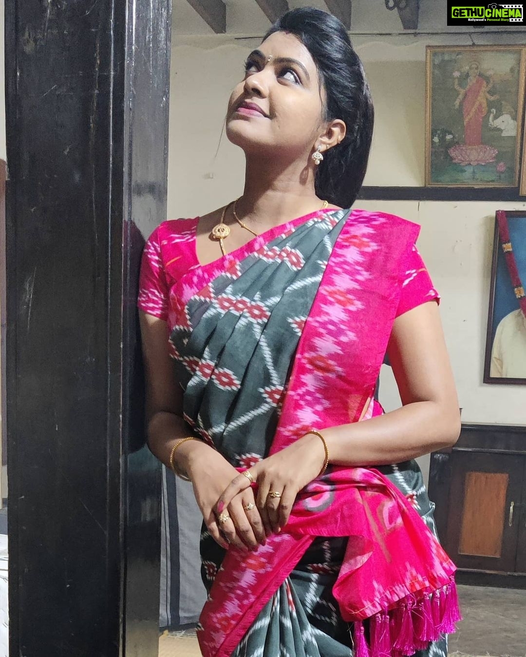 Rachitha Mahalakshmi Instagram - Adae thoon.... Adae Maddi.... Adae kadavu... Adae vedhu..... π°π°π°π°π°π° π³π³π³π³ Ahaaaaaa marubudiyuma...... π₯΅π₯΅π₯΅π₯΅ : Hmmmm yengaeyum pogalae innum ingayae tha irukae.... ana illae pa..... π€·π»ββοΈ Note - abt me in NINI !! Just bcz of few rumours I can't say I will step out .... !! So pora varaikum povom....... π€Thana stop Achu na pathukalam.... So adhu varaikum yenna konjum free aaa vidungae..... ππ Idae oru Periya news panni, no use actually! NINI Vittu Porangae porangae nu solli solli yenna neengalae pogavechuidduvingae poliyae.....π€¦π»ββοΈ : Namaku adi onnu pudusu illiyae.......π€π€π€π€π€ pappom yenna tha nadakum nu..... π Just going with d flow.... support panna Neengaeyella irukingae lae Yedhu nadandalum pathukalam..... πͺπͺπͺπ€π€π€π€π€ #Sareelove πππ @yaalaboutique