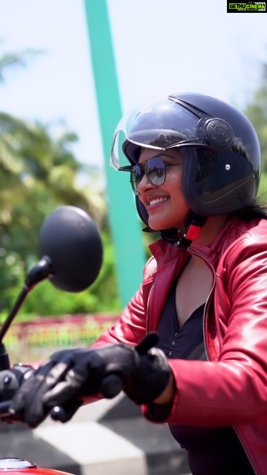 Rachitha Mahalakshmi Instagram - Being with me makes me very happy..... 🥰🥰🥰🥰The best therapy I have found....... Just ride.... Ride nd ride...... 🔥🔥🔥🔥🔥🔥🔥 Well most requested song.... 🥰🥰🥰🥰🥰🥰 : @_harini_captures 🥰🥰🥰😇😇😇😇😇 #Ruddydaries #royalenfield #womenbikers #thrillophiliaadventure