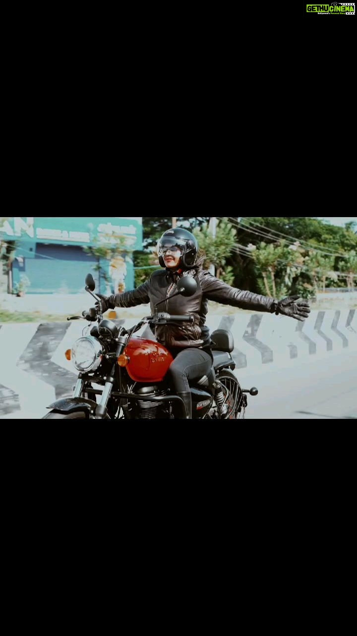 Rachitha Mahalakshmi Instagram - That feeling only an RE can give 😇😇😇😇😇😇😇 Ruddy mornings 🔥🔥🔥🔥🔥🔥 💃💃💃💃💃 #Ruddydaries #royalenfield #womenbikers