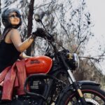 Rachitha Mahalakshmi Instagram – Pain shapes a woman into a warrior 💪🔥🔥🔥🔥🔥
Independence🇮🇳- “It’s not about doing ur own thing… It’s about doing d right thing on ur own…. ” 
💪🔥💪🔥💪🔥💪🔥😇
:
Captured by @_harini_captures 📸🥰🥰🥰
:
@chennai_bikers_official
@chennai_bulls_svbz 
@chennaibulls 
#Ruddydaries
#royalenfield 
#chennaibulls 
#womenonbikes 
#womenbikers