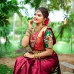 Rachitha Mahalakshmi Instagram – Makeup is to magnify d beauty that already exists…….😇😇😇😇😇
Complete bridal look…. created by 👇
:
Mua @kalaiartistry 😇
:
Hair @mani_stylist_ 💁
:
@dhanush__photography 📸
:
Saree @prahlasilks 
:
Blouse @kalpana_bridal__blouse 
:
Jewels @vivahbridalcollections 
:
Flowers @reesribridalflowers 
:
#supportwomenentrepreneurs🙋🏼💪🏻 😇