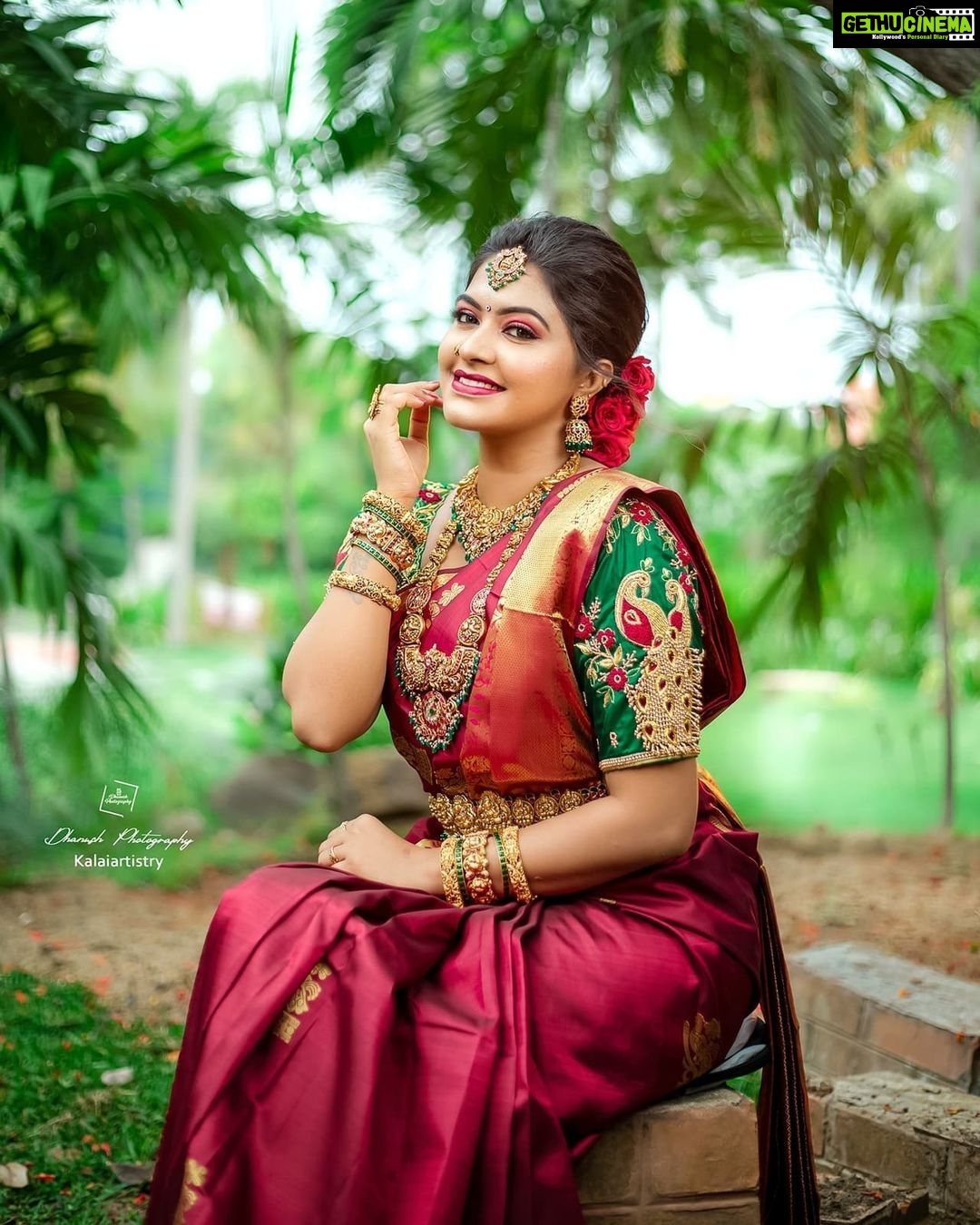 Rachitha Mahalakshmi Instagram - Makeup is to magnify d beauty that already exists.......๐๐๐๐๐ Complete bridal look.... created by ๐ : Mua @kalaiartistry ๐ : Hair @mani_stylist_ ๐ : @dhanush__photography ๐ธ : Saree @prahlasilks : Blouse @kalpana_bridal__blouse : Jewels @vivahbridalcollections : Flowers @reesribridalflowers : #supportwomenentrepreneurs๐๐ผ๐ช๐ป ๐