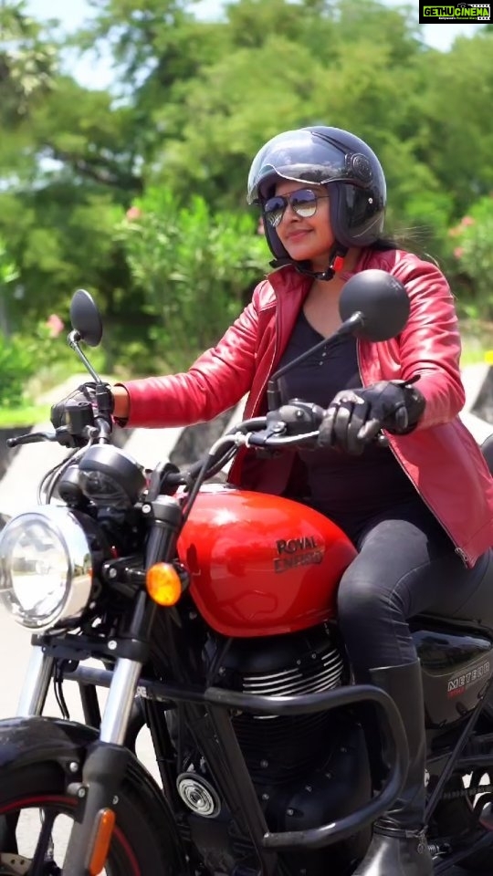 Rachitha Mahalakshmi Instagram - All about enjoying d moment...... ❤️ Ride to explore ur soul...... 😇😇😇😇🏍️ keep waiting for more 👍🙌 Lovely capture @_harini_captures ❤️❤️❤️❤️ 🔥🔥🔥🔥🔥🔥 #missruddy 🔥😇 #royalenfield #girlsongear #soulrider