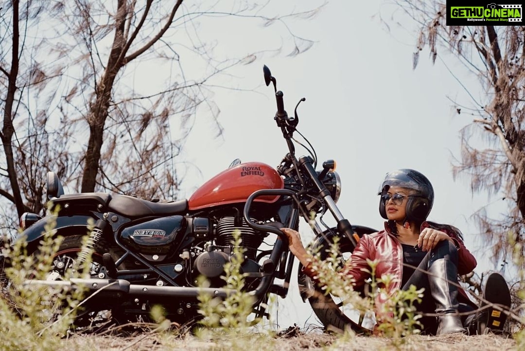 Rachitha Mahalakshmi Instagram - wen life gets complicated just ride..... ποΈ : Meet my new nanbi π₯π₯π₯π₯π₯ Miss RUDDY π₯π₯π₯π₯π₯ : Awesome clicks by @_harini_captures Fine,sweet, impulsive nd Tallented little girl.... ! Which impressed me a lot..... Lovely clicks my dear π₯°π₯°π₯°π₯° Pic : @_harini_captures : #royalenfield #loveforroyalenfield #passionatedriver #meteor350