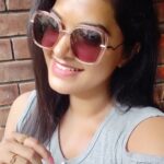 Rachitha Mahalakshmi Instagram - Appo appo konjum ippudiyum irrupom..... 😏😇😇 😁😁😁😁😁 Pic with my new kannadi... 😎😎😎😎 Illae illae.. windshield 😁🤭 Ana yenna Kannadi tha konjum chinnadapochu 🤭 😎🤓