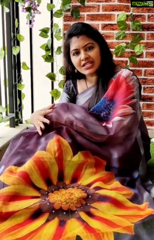 Rachitha Mahalakshmi Instagram - I really don't know y am so obsessed with these sarees 🙈 yaenaku saree pudikuma illae saree ku yenna pudikuma nu thaeriliyae 😜😁😇😍🥰😇 just in love with these 🌟 Lenin digital print sarees🌟 ❤️❤️❤️🥰🥰🥰🥰 checkout 👉 @dearunique_1 for more of my fav collection 😇🥰😍🥰 #rachithamahalakshmi #Sareelove #Rachithamalakshmisareecollection #supportwomenentrepreneurs🙋🏼💪🏻