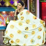 Rachitha Mahalakshmi Instagram – Yedho emoji day yamae…. 🤔🧐
Being a emoji lover remembering my emoji saree from @sdduniqueboutique97 
on this day …. 🥰😇🙂🤔🥺😅😊😋😀😎😄😚😗😘😍🤩🤗😭😅😋😝🤪😁😁😁😳😯😊😌😉🤭🤗🤭🤭🤭