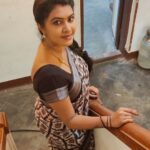 Rachitha Mahalakshmi Instagram - 🌟 They say Hardwork Betrays none... 🌟 But appudi thaeriliyae.... 🤔 Pappom.... Let me work even more harder....🤞💪💪💪 🤞🤞🤞 Nd c if it's true.... 🤷🏻‍♀️ : #sareelove @yaalaboutique 😇 : #supportwomenentrepreneurs🙋🏼💪🏻