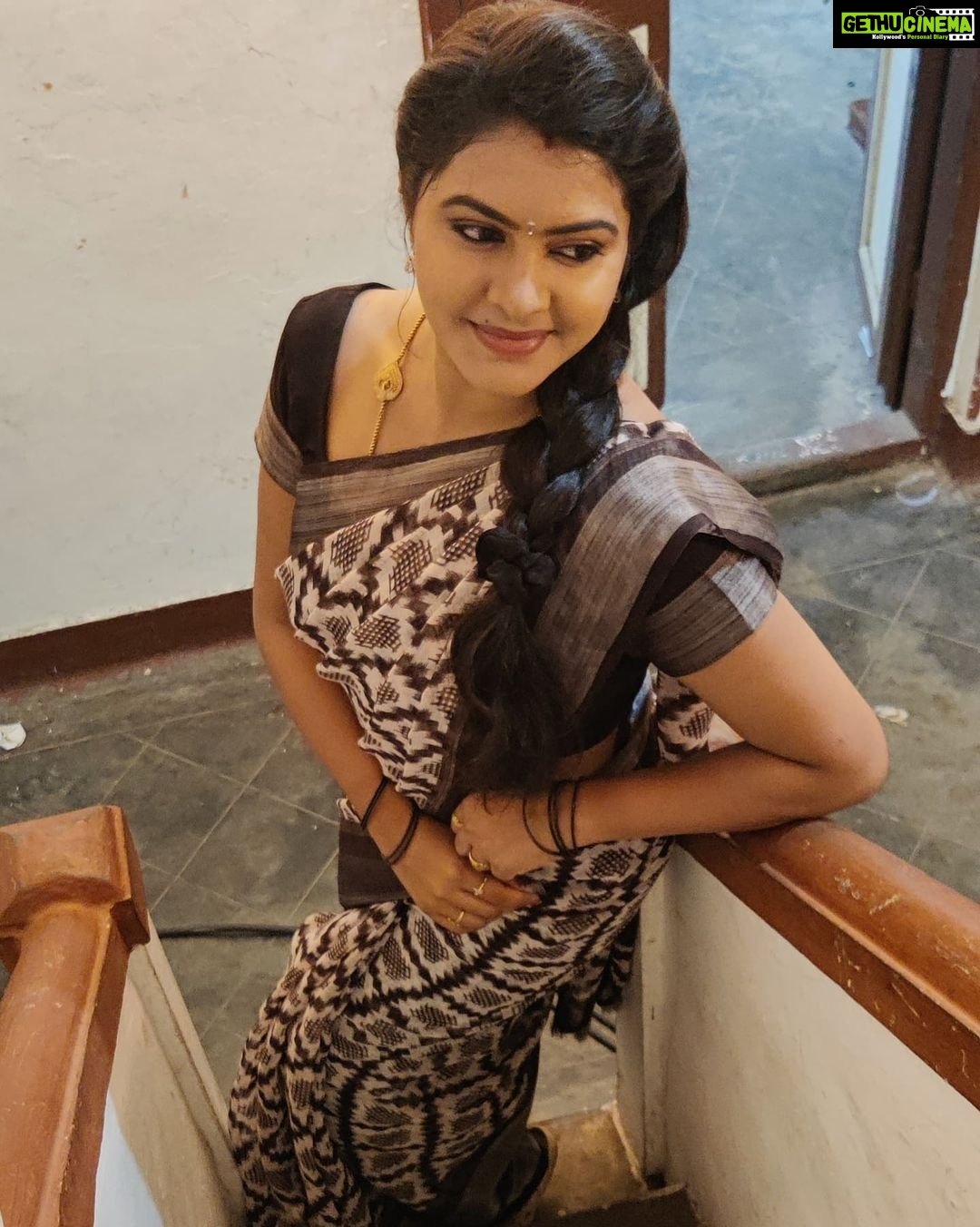 Rachitha Mahalakshmi Instagram - 🌟 They say Hardwork Betrays none... 🌟 But appudi thaeriliyae.... 🤔 Pappom.... Let me work even more harder....🤞💪💪💪 🤞🤞🤞 Nd c if it's true.... 🤷🏻♀️ : #sareelove @yaalaboutique 😇 : #supportwomenentrepreneurs🙋🏼💪🏻