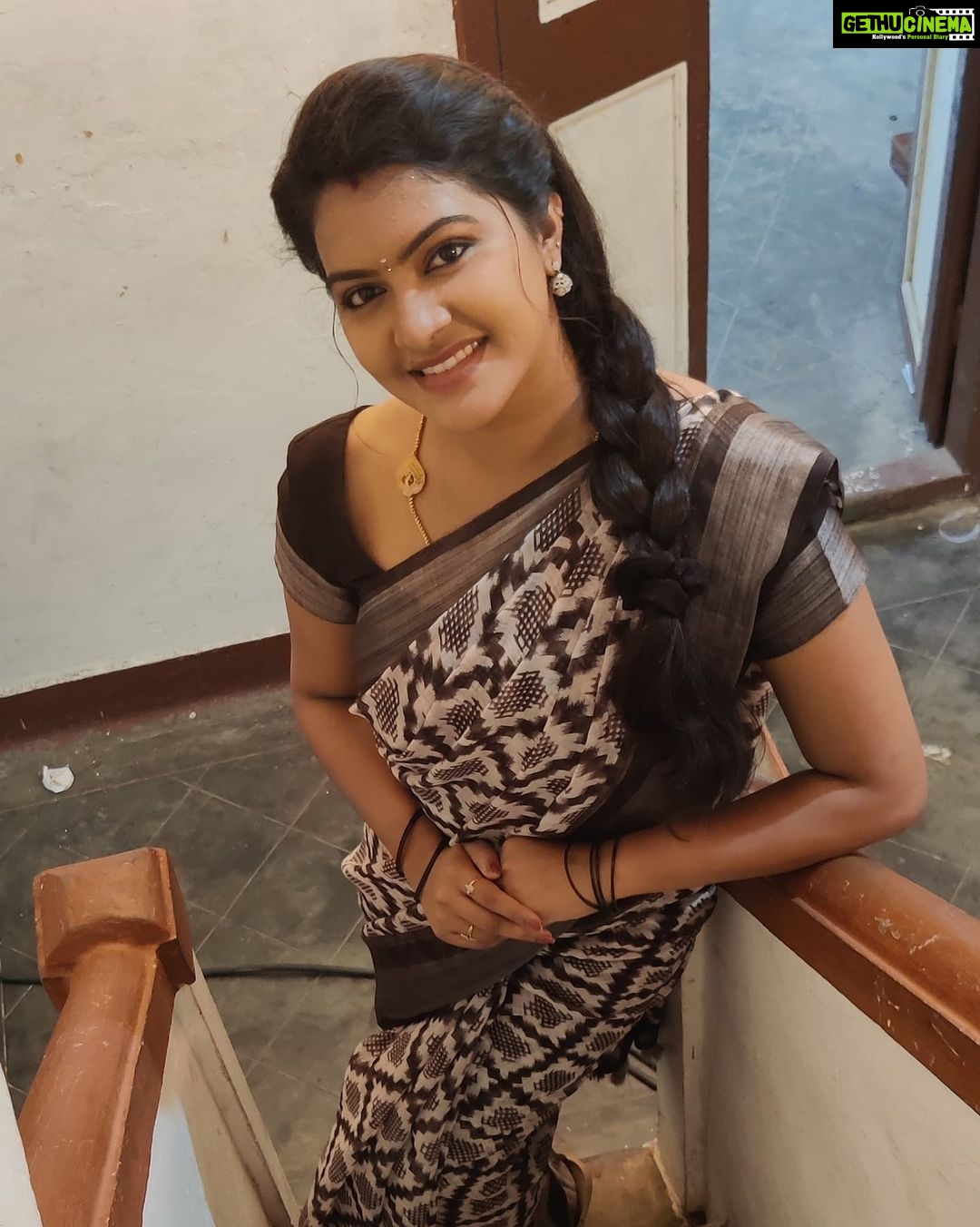Rachitha Mahalakshmi Instagram - 🌟 They say Hardwork Betrays none... 🌟 But appudi thaeriliyae.... 🤔 Pappom.... Let me work even more harder....🤞💪💪💪 🤞🤞🤞 Nd c if it's true.... 🤷🏻♀️ : #sareelove @yaalaboutique 😇 : #supportwomenentrepreneurs🙋🏼💪🏻
