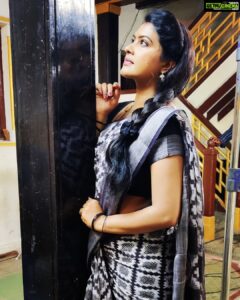 Rachitha Mahalakshmi Instagram - 🌟 They say Hardwork Betrays none... 🌟 But appudi thaeriliyae.... 🤔 Pappom.... Let me work even more harder....🤞💪💪💪 🤞🤞🤞 Nd c if it's true.... 🤷🏻‍♀️ : #sareelove @yaalaboutique 😇 : #supportwomenentrepreneurs🙋🏼💪🏻