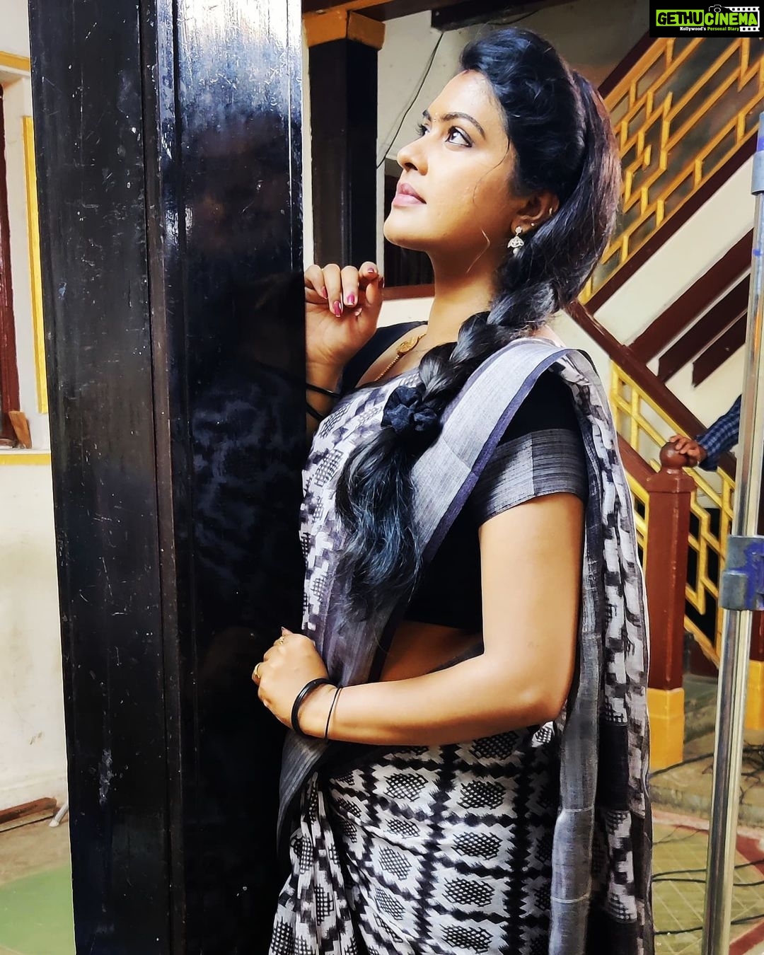 Rachitha Mahalakshmi Instagram - 🌟 They say Hardwork Betrays none... 🌟 But appudi thaeriliyae.... 🤔 Pappom.... Let me work even more harder....🤞💪💪💪 🤞🤞🤞 Nd c if it's true.... 🤷🏻♀️ : #sareelove @yaalaboutique 😇 : #supportwomenentrepreneurs🙋🏼💪🏻