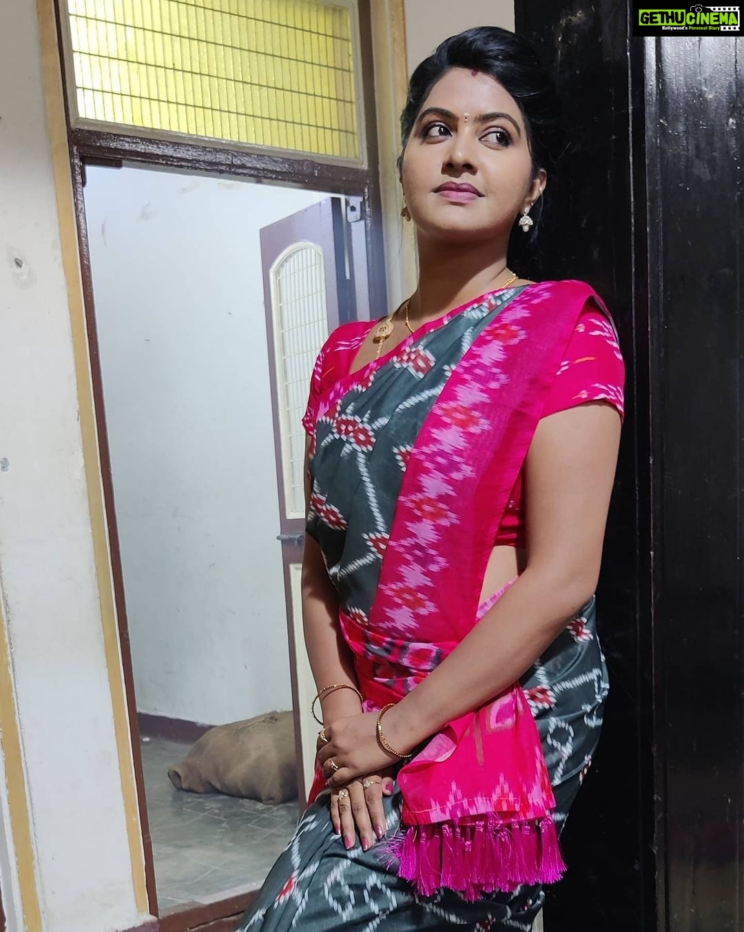 Rachitha Mahalakshmi Instagram - Adae thoon.... Adae Maddi.... Adae kadavu... Adae vedhu..... π°π°π°π°π°π° π³π³π³π³ Ahaaaaaa marubudiyuma...... π₯΅π₯΅π₯΅π₯΅ : Hmmmm yengaeyum pogalae innum ingayae tha irukae.... ana illae pa..... π€·π»ββοΈ Note - abt me in NINI !! Just bcz of few rumours I can't say I will step out .... !! So pora varaikum povom....... π€Thana stop Achu na pathukalam.... So adhu varaikum yenna konjum free aaa vidungae..... ππ Idae oru Periya news panni, no use actually! NINI Vittu Porangae porangae nu solli solli yenna neengalae pogavechuidduvingae poliyae.....π€¦π»ββοΈ : Namaku adi onnu pudusu illiyae.......π€π€π€π€π€ pappom yenna tha nadakum nu..... π Just going with d flow.... support panna Neengaeyella irukingae lae Yedhu nadandalum pathukalam..... πͺπͺπͺπ€π€π€π€π€ #Sareelove πππ @yaalaboutique