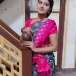Rachitha Mahalakshmi Instagram - Adae thoon.... Adae Maddi.... Adae kadavu... Adae vedhu..... 😰😰😰😰😰😰 😳😳😳😳 Ahaaaaaa marubudiyuma...... 🥵🥵🥵🥵 : Hmmmm yengaeyum pogalae innum ingayae tha irukae.... ana illae pa..... 🤷🏻‍♀️ Note - abt me in NINI !! Just bcz of few rumours I can't say I will step out .... !! So pora varaikum povom....... 🤞Thana stop Achu na pathukalam.... So adhu varaikum yenna konjum free aaa vidungae..... 🙏🙌 Idae oru Periya news panni, no use actually! NINI Vittu Porangae porangae nu solli solli yenna neengalae pogavechuidduvingae poliyae.....🤦🏻‍♀️ : Namaku adi onnu pudusu illiyae.......🤕🤕🤕🤕🤕 pappom yenna tha nadakum nu..... 🙄 Just going with d flow.... support panna Neengaeyella irukingae lae Yedhu nadandalum pathukalam..... 💪💪💪🤞🤞🤞🤞🤞 #Sareelove 👉👉👉 @yaalaboutique