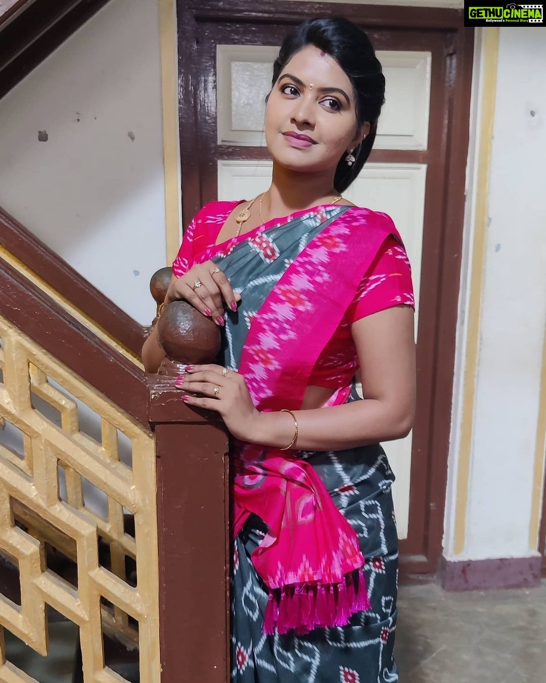 Rachitha Mahalakshmi Instagram - Adae thoon.... Adae Maddi.... Adae kadavu... Adae vedhu..... π°π°π°π°π°π° π³π³π³π³ Ahaaaaaa marubudiyuma...... π₯΅π₯΅π₯΅π₯΅ : Hmmmm yengaeyum pogalae innum ingayae tha irukae.... ana illae pa..... π€·π»ββοΈ Note - abt me in NINI !! Just bcz of few rumours I can't say I will step out .... !! So pora varaikum povom....... π€Thana stop Achu na pathukalam.... So adhu varaikum yenna konjum free aaa vidungae..... ππ Idae oru Periya news panni, no use actually! NINI Vittu Porangae porangae nu solli solli yenna neengalae pogavechuidduvingae poliyae.....π€¦π»ββοΈ : Namaku adi onnu pudusu illiyae.......π€π€π€π€π€ pappom yenna tha nadakum nu..... π Just going with d flow.... support panna Neengaeyella irukingae lae Yedhu nadandalum pathukalam..... πͺπͺπͺπ€π€π€π€π€ #Sareelove πππ @yaalaboutique