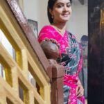 Rachitha Mahalakshmi Instagram - Adae thoon.... Adae Maddi.... Adae kadavu... Adae vedhu..... 😰😰😰😰😰😰 😳😳😳😳 Ahaaaaaa marubudiyuma...... 🥵🥵🥵🥵 : Hmmmm yengaeyum pogalae innum ingayae tha irukae.... ana illae pa..... 🤷🏻‍♀️ Note - abt me in NINI !! Just bcz of few rumours I can't say I will step out .... !! So pora varaikum povom....... 🤞Thana stop Achu na pathukalam.... So adhu varaikum yenna konjum free aaa vidungae..... 🙏🙌 Idae oru Periya news panni, no use actually! NINI Vittu Porangae porangae nu solli solli yenna neengalae pogavechuidduvingae poliyae.....🤦🏻‍♀️ : Namaku adi onnu pudusu illiyae.......🤕🤕🤕🤕🤕 pappom yenna tha nadakum nu..... 🙄 Just going with d flow.... support panna Neengaeyella irukingae lae Yedhu nadandalum pathukalam..... 💪💪💪🤞🤞🤞🤞🤞 #Sareelove 👉👉👉 @yaalaboutique
