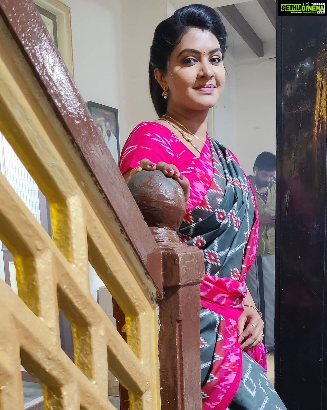 Rachitha Mahalakshmi Instagram - Adae thoon.... Adae Maddi.... Adae kadavu... Adae vedhu..... π°π°π°π°π°π° π³π³π³π³ Ahaaaaaa marubudiyuma...... π₯΅π₯΅π₯΅π₯΅ : Hmmmm yengaeyum pogalae innum ingayae tha irukae.... ana illae pa..... π€·π»ββοΈ Note - abt me in NINI !! Just bcz of few rumours I can't say I will step out .... !! So pora varaikum povom....... π€Thana stop Achu na pathukalam.... So adhu varaikum yenna konjum free aaa vidungae..... ππ Idae oru Periya news panni, no use actually! NINI Vittu Porangae porangae nu solli solli yenna neengalae pogavechuidduvingae poliyae.....π€¦π»ββοΈ : Namaku adi onnu pudusu illiyae.......π€π€π€π€π€ pappom yenna tha nadakum nu..... π Just going with d flow.... support panna Neengaeyella irukingae lae Yedhu nadandalum pathukalam..... πͺπͺπͺπ€π€π€π€π€ #Sareelove πππ @yaalaboutique