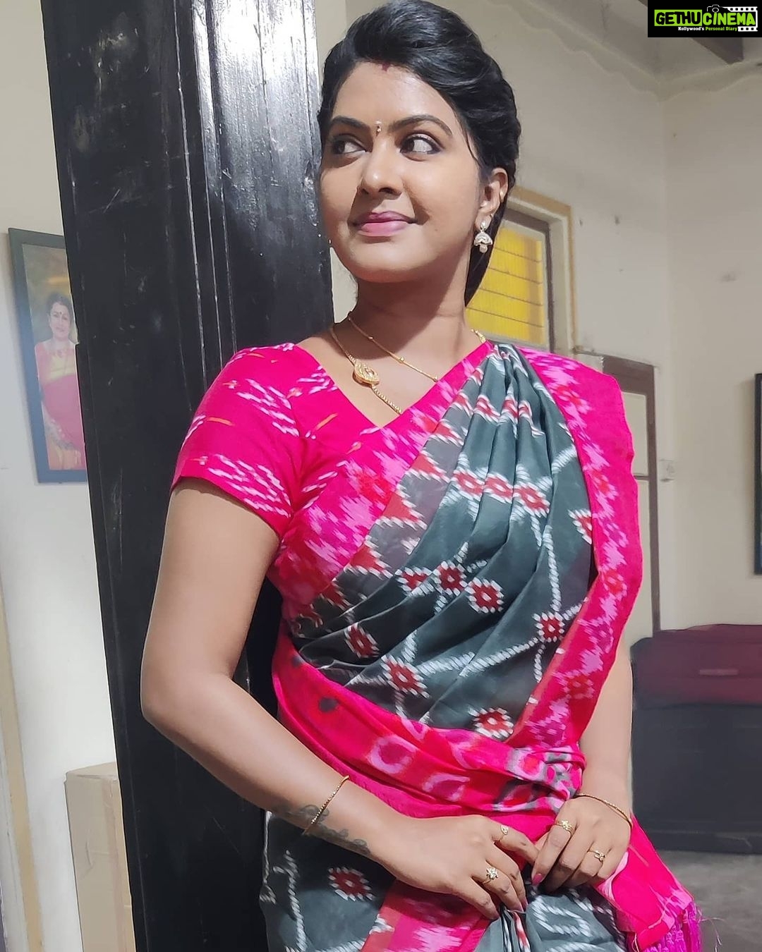 Rachitha Mahalakshmi Instagram - Adae thoon.... Adae Maddi.... Adae kadavu... Adae vedhu..... π°π°π°π°π°π° π³π³π³π³ Ahaaaaaa marubudiyuma...... π₯΅π₯΅π₯΅π₯΅ : Hmmmm yengaeyum pogalae innum ingayae tha irukae.... ana illae pa..... π€·π»ββοΈ Note - abt me in NINI !! Just bcz of few rumours I can't say I will step out .... !! So pora varaikum povom....... π€Thana stop Achu na pathukalam.... So adhu varaikum yenna konjum free aaa vidungae..... ππ Idae oru Periya news panni, no use actually! NINI Vittu Porangae porangae nu solli solli yenna neengalae pogavechuidduvingae poliyae.....π€¦π»ββοΈ : Namaku adi onnu pudusu illiyae.......π€π€π€π€π€ pappom yenna tha nadakum nu..... π Just going with d flow.... support panna Neengaeyella irukingae lae Yedhu nadandalum pathukalam..... πͺπͺπͺπ€π€π€π€π€ #Sareelove πππ @yaalaboutique