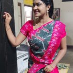 Rachitha Mahalakshmi Instagram - Adae thoon.... Adae Maddi.... Adae kadavu... Adae vedhu..... 😰😰😰😰😰😰 😳😳😳😳 Ahaaaaaa marubudiyuma...... 🥵🥵🥵🥵 : Hmmmm yengaeyum pogalae innum ingayae tha irukae.... ana illae pa..... 🤷🏻‍♀️ Note - abt me in NINI !! Just bcz of few rumours I can't say I will step out .... !! So pora varaikum povom....... 🤞Thana stop Achu na pathukalam.... So adhu varaikum yenna konjum free aaa vidungae..... 🙏🙌 Idae oru Periya news panni, no use actually! NINI Vittu Porangae porangae nu solli solli yenna neengalae pogavechuidduvingae poliyae.....🤦🏻‍♀️ : Namaku adi onnu pudusu illiyae.......🤕🤕🤕🤕🤕 pappom yenna tha nadakum nu..... 🙄 Just going with d flow.... support panna Neengaeyella irukingae lae Yedhu nadandalum pathukalam..... 💪💪💪🤞🤞🤞🤞🤞 #Sareelove 👉👉👉 @yaalaboutique